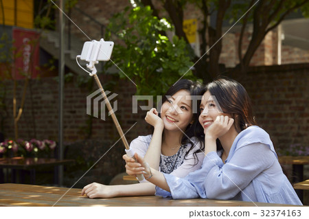 Young woman, restaurant Young woman, restaurant 32374163