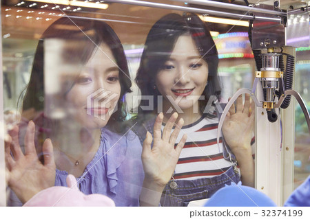 Young girl, doll draw, game center Young girl, doll draw, game center 32374199