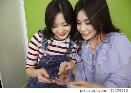 年輕的女孩,貼紙照片,遊戲中心 年輕的女孩,貼紙照片,遊戲中心 32374210