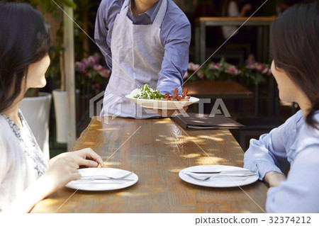 年輕的女人，餐廳 32374212