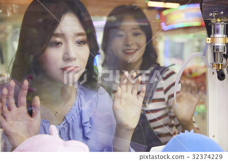 Young girl, doll draw, game center Young girl, doll draw, game center 32374229