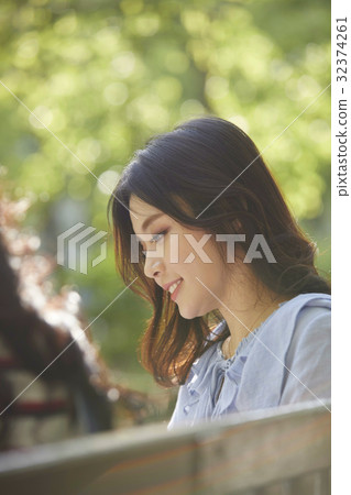 Young woman 32374261