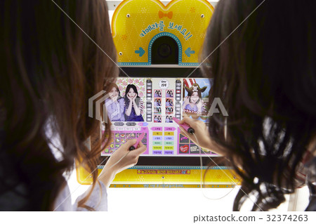 年輕的女孩，貼紙照片，遊戲中心 32374263