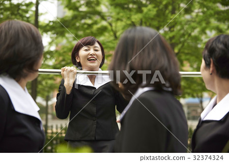 女孩，校友 32374324