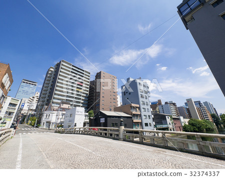 俯瞰Naka-ku丸之內的Gojyo橋的名古屋市風景 俯瞰Naka-ku丸之內的Gojyo橋的名古屋市風景 32374337