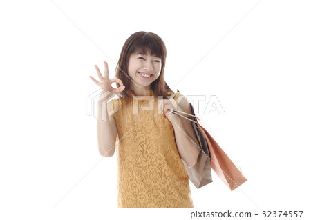 Women in shopping image Women in shopping image 32374557