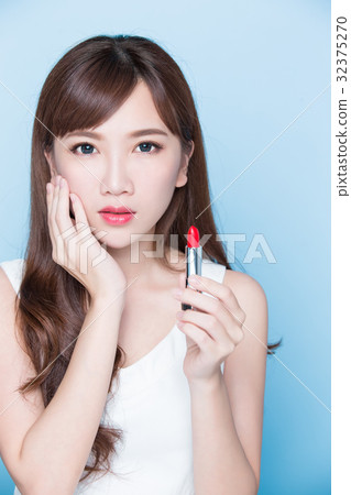 beauty woman take lipstick beauty woman take lipstick 32375270