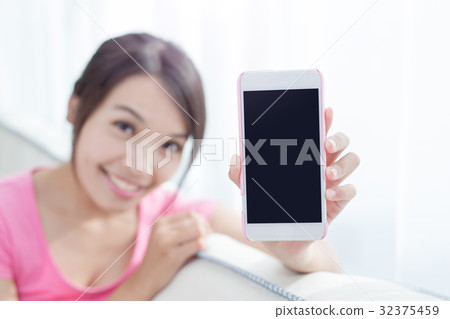 woman show smart phone 32375459