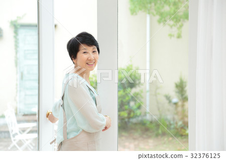 Lifestyle middle women Lifestyle middle women 32376125