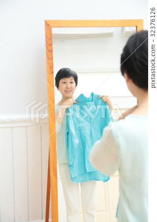 Lifestyle middle women Lifestyle middle women 32376126