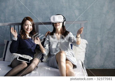 VR virtual reality movie film female young lady 32377081