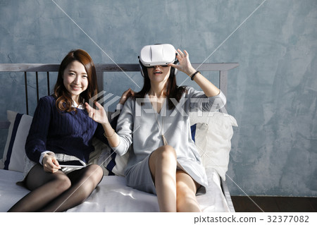 VR virtual reality movie film female young lady VR virtual reality movie film female young lady 32377082