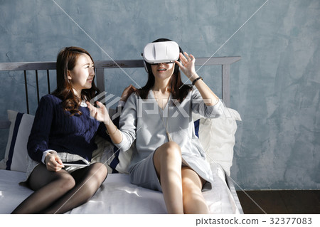 VR virtual reality movie film female young lady VR virtual reality movie film female young lady 32377083