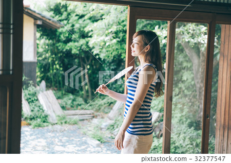 一個女人愛撫邊緣的粉絲 32377547