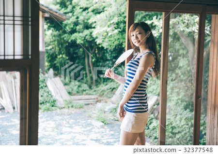 一個女人愛撫邊緣的粉絲 32377548