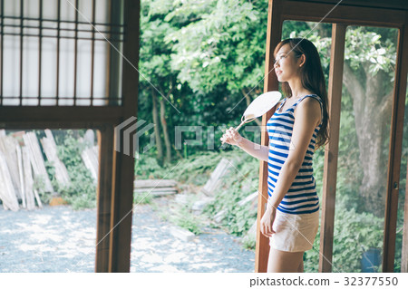 一個女人愛撫邊緣的粉絲 32377550