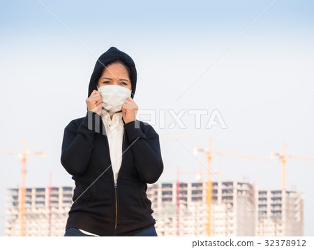 asian woman wearing face mask 32378912