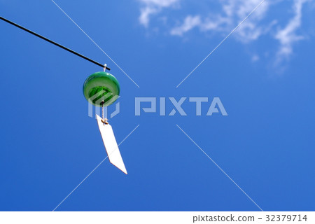 一個風鈴抬頭，一個在夏天天空綠色b下 32379714
