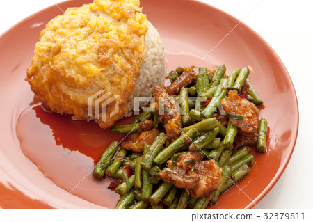 Yardlong beans stir fried with pork 32379811