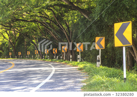 Curve road 32380280