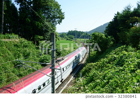 Akita Shinkansen running in summer shizukuishi 32380841