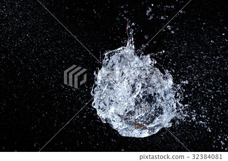 Water balloon splash Water balloon splash 32384081