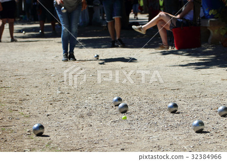 A woman who plays a petank A woman who plays a petank 32384966