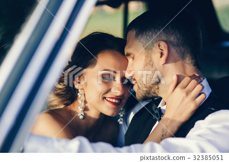 portrait of the bride and groom 32385051