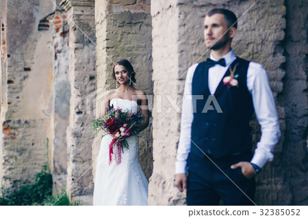 Sensual wedding couple Sensual wedding couple 32385052