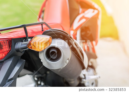 The right turn lamp of the motorcycle. 32385853