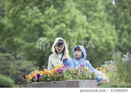 Sister observing flowers on a rainy day Sister observing flowers on a rainy day 32386883