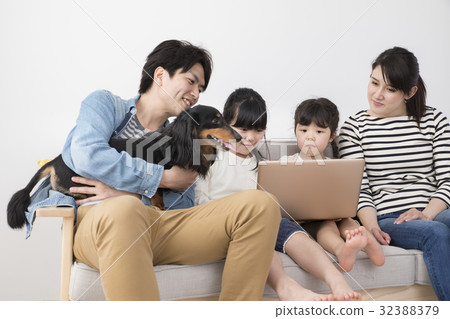 觀看個人計算機的家庭和愛犬 觀看個人計算機的家庭和愛犬 32388379