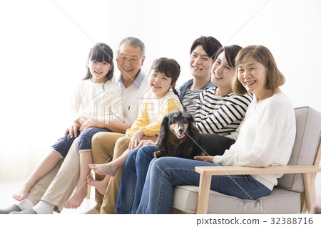 3代家庭和狗的形象 3代家庭和狗的形象 32388716