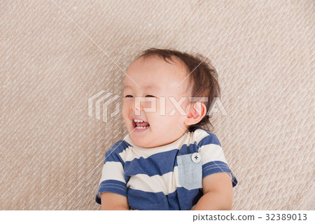 A lying down boy 32389013