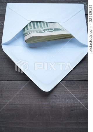 mailing envelope with the pack usd cash inside 32389183