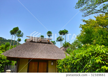 A scenery with a roof of a roof of Kyoto Kita Saga A scenery with a roof of a roof of Kyoto Kita Saga 32389661