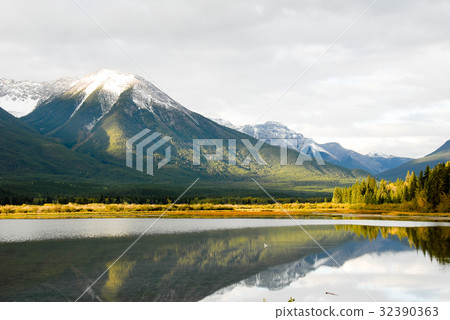 Canadian Rockies Autumn Morning Vermillion Lake and Mountains 32390363