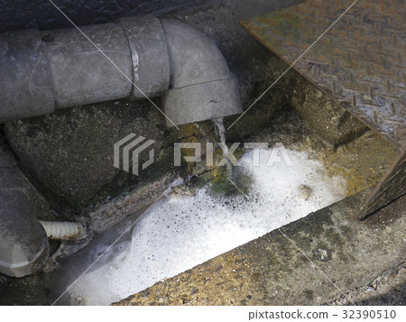 Domestic drainage pipe at eaves Domestic drainage pipe at eaves 32390510