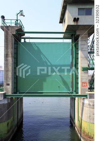 河浪潮防波堤的門 32390632