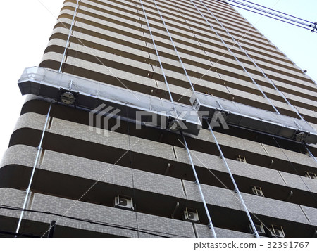 Gondola of apartment building outer wall construction site Gondola of apartment building outer wall construction site 32391767