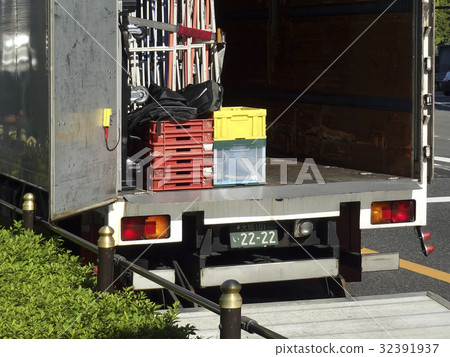 卸貨的卡車 卸貨的卡車 32391937
