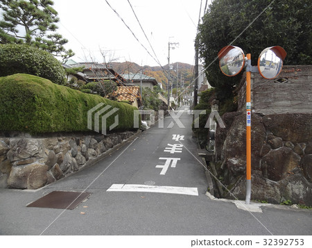 Residential living road 32392753