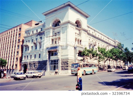 In Vladivostok city in 1994 shortly after opening to the outside In Vladivostok city in 1994 shortly after opening to the outside 32396734