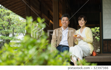 Couple travel hot spring Middle Japanese house image Couple travel hot spring Middle Japanese house image 32397366