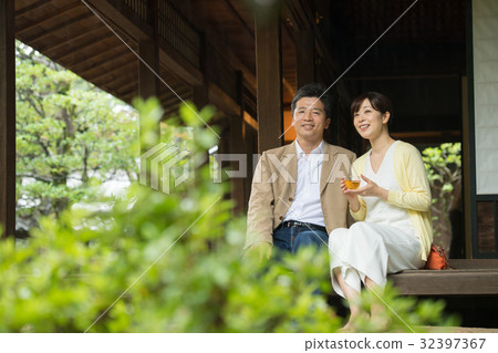 Couple travel hot spring Middle Japanese house image Couple travel hot spring Middle Japanese house image 32397367