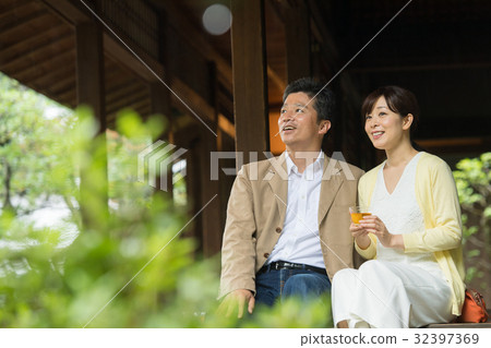 Couple travel hot spring Middle Japanese house image Couple travel hot spring Middle Japanese house image 32397369