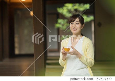中間婦女旅行溫泉日本房子圖像 32397378