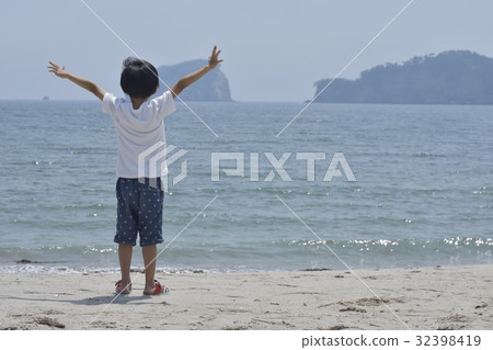 A boy holding both hands in the sea A boy holding both hands in the sea 32398419