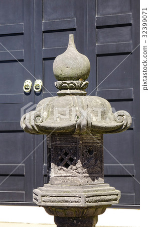 Stone lantern at the temple in Kyoto, Japan Stone lantern at the temple in Kyoto, Japan 32399071