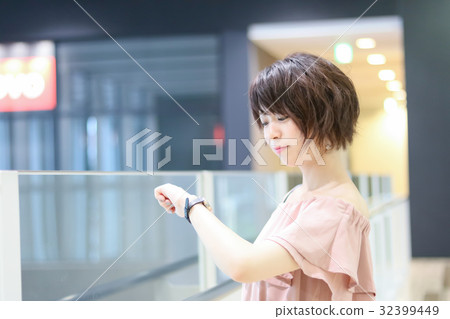 看二十幾歲的女性時鐘 32399449